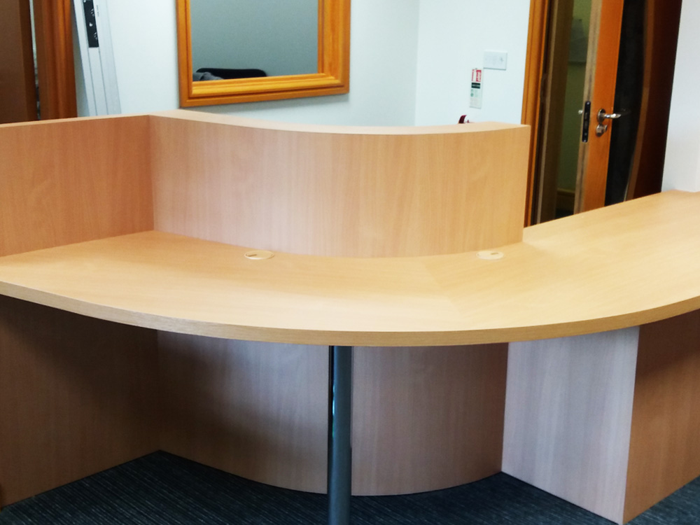 Hospital-Reception-Curved-Desk-Fitting2